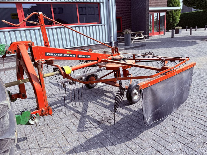 Deutz-Fahr KS90 DN Cirkelhark - Szénaforgató: 1 kép. Deutz-Fahr KS90 DN Cirkelhark - Szénaforgató: 1 kép.