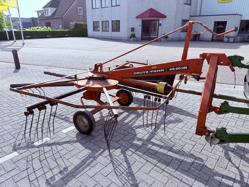 Deutz-Fahr KS90 DN Cirkelhark - Szénaforgató: 4 kép. Deutz-Fahr KS90 DN Cirkelhark - Szénaforgató: 4 kép.