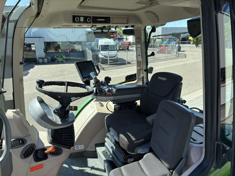 Fendt 724 S4 Profi Plus - Traktor: 5 kép. Fendt 724 S4 Profi Plus - Traktor: 5 kép.