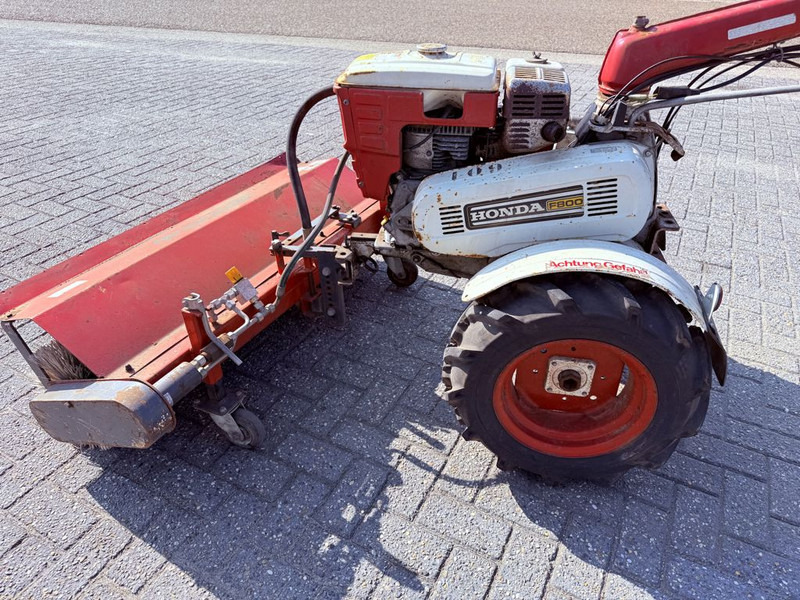 Honda F800 Veegmachine - Utcaseprő gép: 2 kép. Honda F800 Veegmachine - Utcaseprő gép: 2 kép.