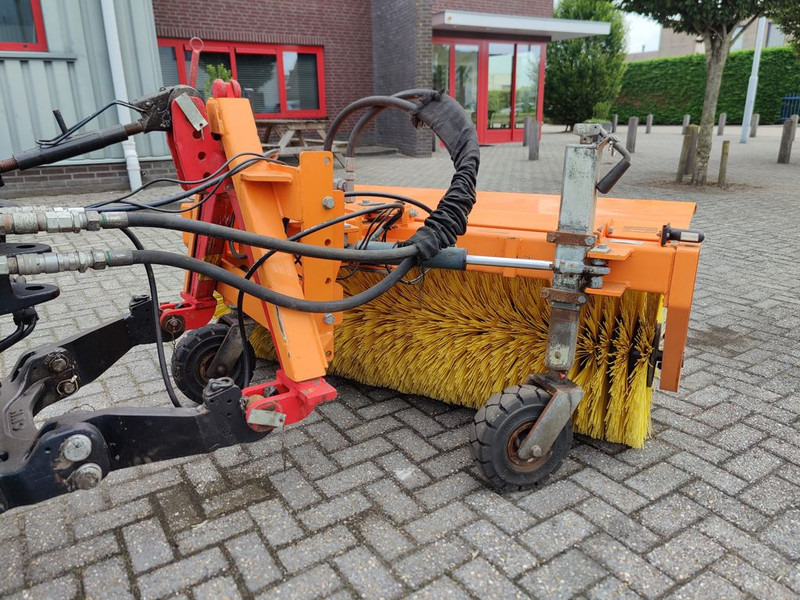 Nesbo HF1600S Veegmachine - Ferde seprő - Többcélú/ Speciális jármű: 3 kép. Nesbo HF1600S Veegmachine - Ferde seprő - Többcélú/ Speciális jármű: 3 kép.
