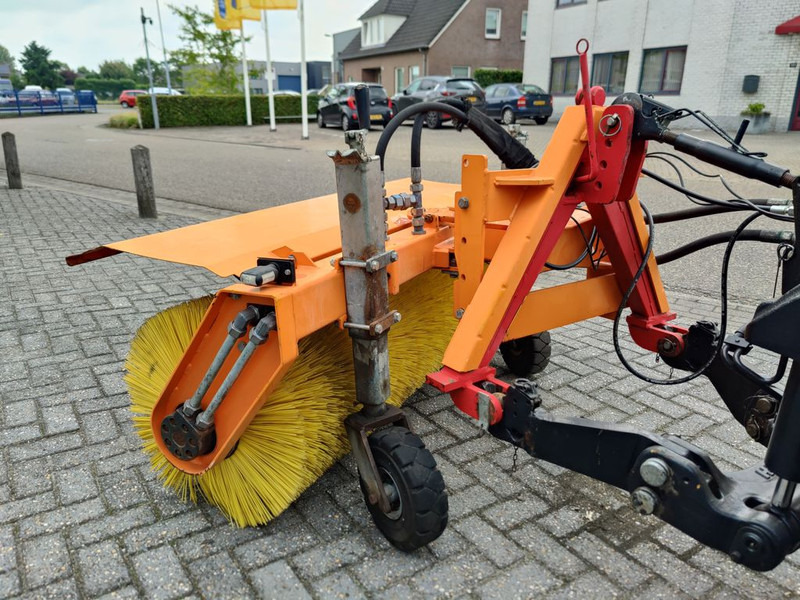 Nesbo HF1600S Veegmachine - Ferde seprő - Többcélú/ Speciális jármű: 2 kép. Nesbo HF1600S Veegmachine - Ferde seprő - Többcélú/ Speciális jármű: 2 kép.