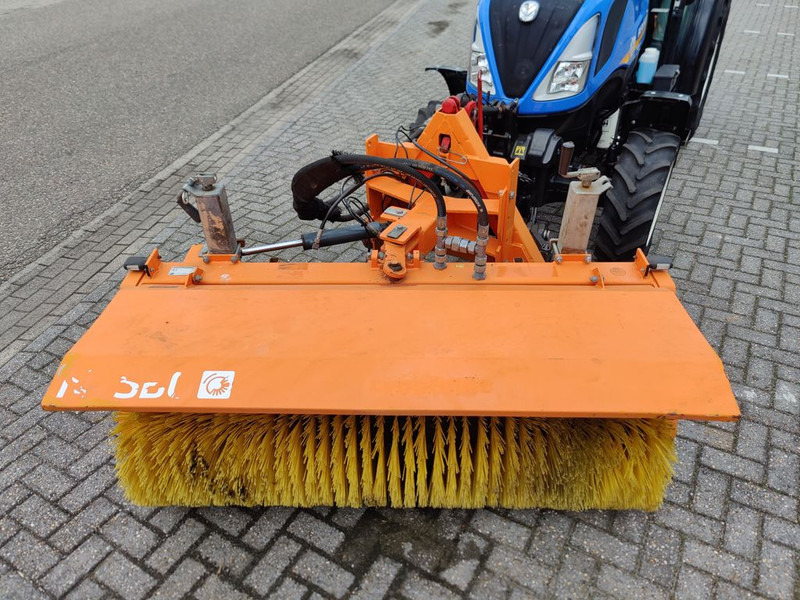 Nesbo HF1600S Veegmachine - Ferde seprő - Többcélú/ Speciális jármű: 4 kép. Nesbo HF1600S Veegmachine - Ferde seprő - Többcélú/ Speciális jármű: 4 kép.