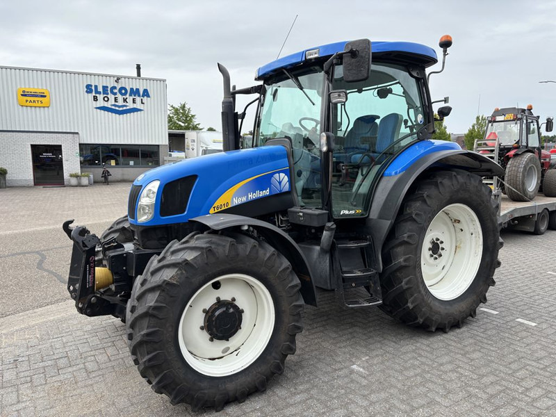 New Holland T6010 Plus Supersteer - Traktor: 1 kép. New Holland T6010 Plus Supersteer - Traktor: 1 kép.