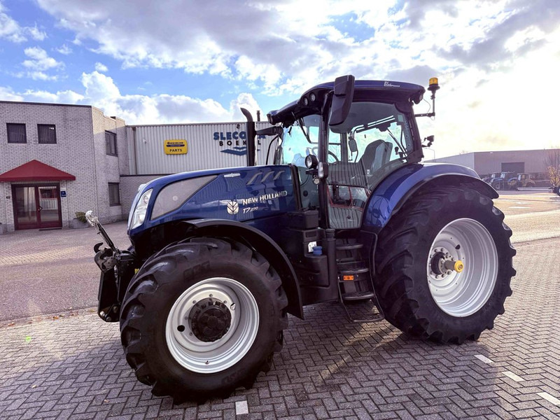 New Holland T7.270 AC Stage V Blue Power - Traktor: 2 kép. New Holland T7.270 AC Stage V Blue Power - Traktor: 2 kép.