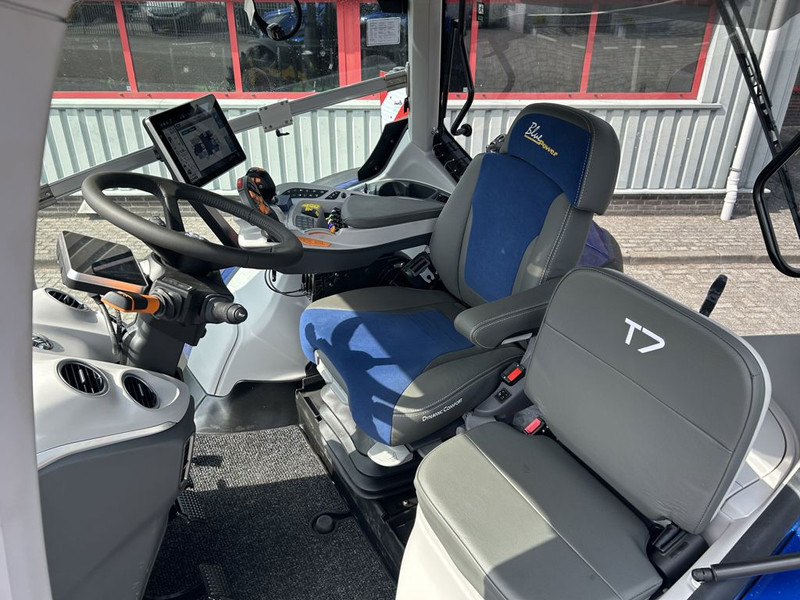 New Holland T7.300 AC New Gen Blue Power DEMO - Traktor: 5 kép. New Holland T7.300 AC New Gen Blue Power DEMO - Traktor: 5 kép.