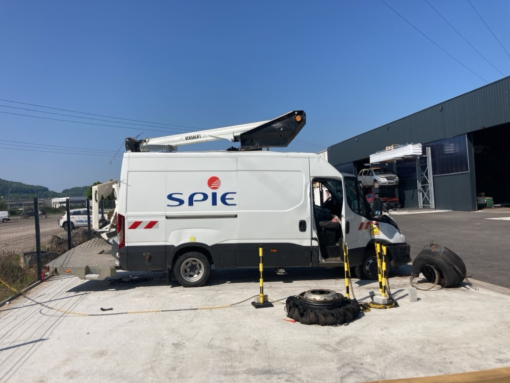 IVECO DAILY FOURGON 50C18 - Emelőkosaras teherautó: 2 kép. IVECO DAILY FOURGON 50C18 - Emelőkosaras teherautó: 2 kép.