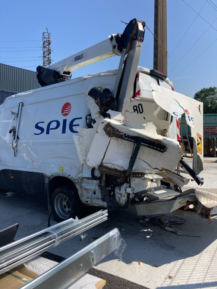 IVECO DAILY FOURGON 50C18 - Emelőkosaras teherautó: 5 kép. IVECO DAILY FOURGON 50C18 - Emelőkosaras teherautó: 5 kép.