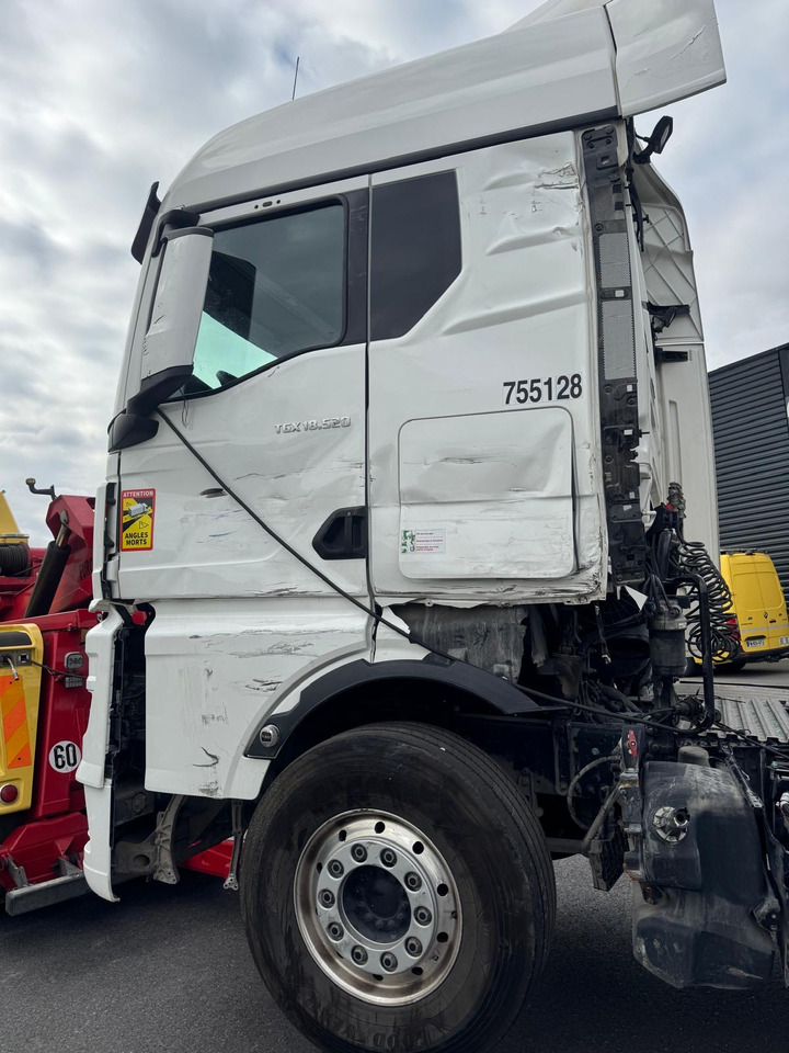 MAN TGX 18.520 - Nyergesvontató: 4 kép. MAN TGX 18.520 - Nyergesvontató: 4 kép.