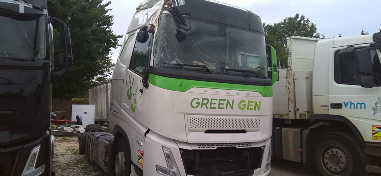 VOLVO FH 500 - Nyergesvontató: 2 kép. VOLVO FH 500 - Nyergesvontató: 2 kép.