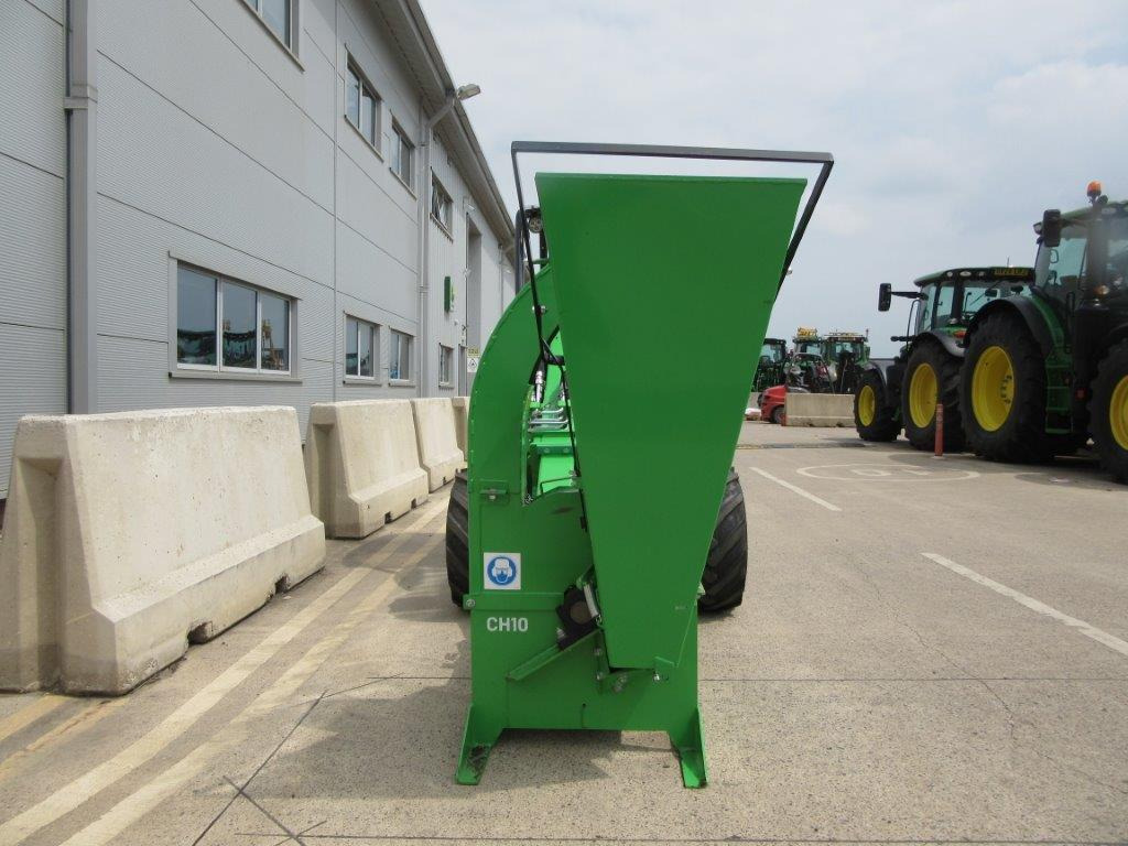 AVANT WOOD CHIPPER CH100 - Derékcsuklós rakodó: 3 kép. AVANT WOOD CHIPPER CH100 - Derékcsuklós rakodó: 3 kép.