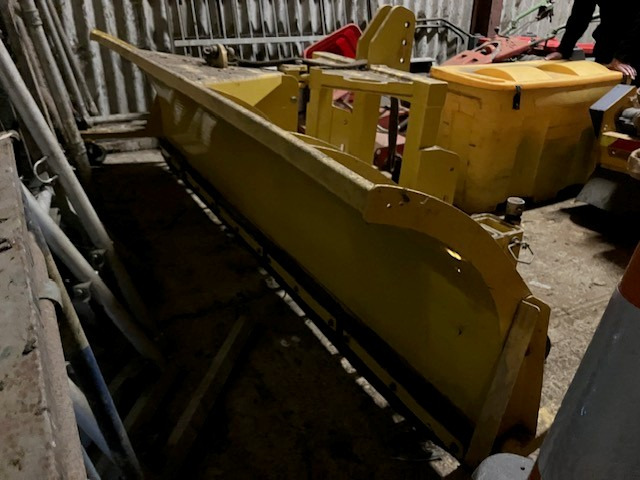 Vale Front Mounted Snow Blade/Plough - Adapterek: 1 kép. Vale Front Mounted Snow Blade/Plough - Adapterek: 1 kép.