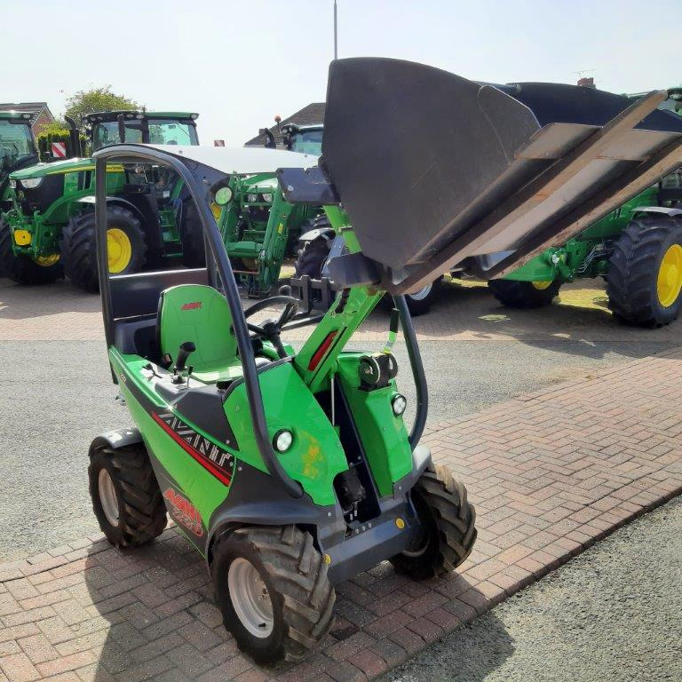 Avant 220 mini loader - Derékcsuklós rakodó: 5 kép. Avant 220 mini loader - Derékcsuklós rakodó: 5 kép.