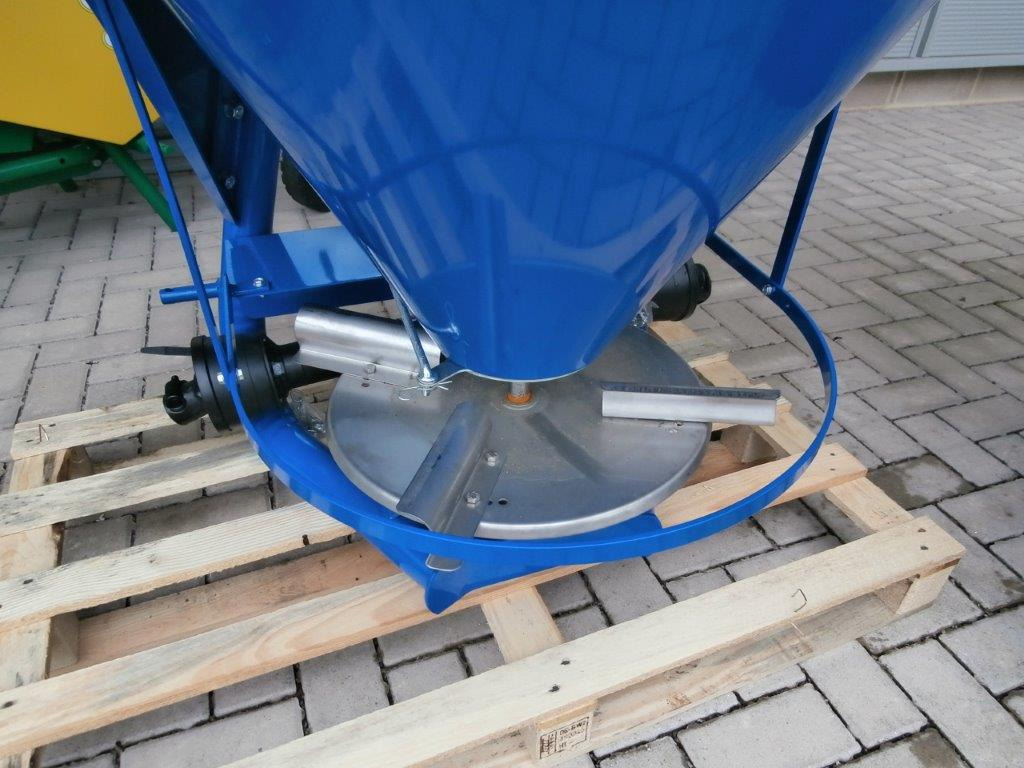 Fleming FS500 fertiliser spreader - Műtrágyaszóró: 3 kép. Fleming FS500 fertiliser spreader - Műtrágyaszóró: 3 kép.