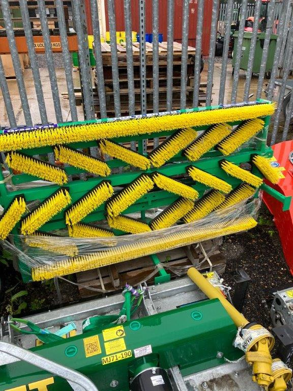 Greentek HMB186Y multibrush - Ferde seprő - Mezőgazdasági gépek: 1 kép. Greentek HMB186Y multibrush - Ferde seprő - Mezőgazdasági gépek: 1 kép.