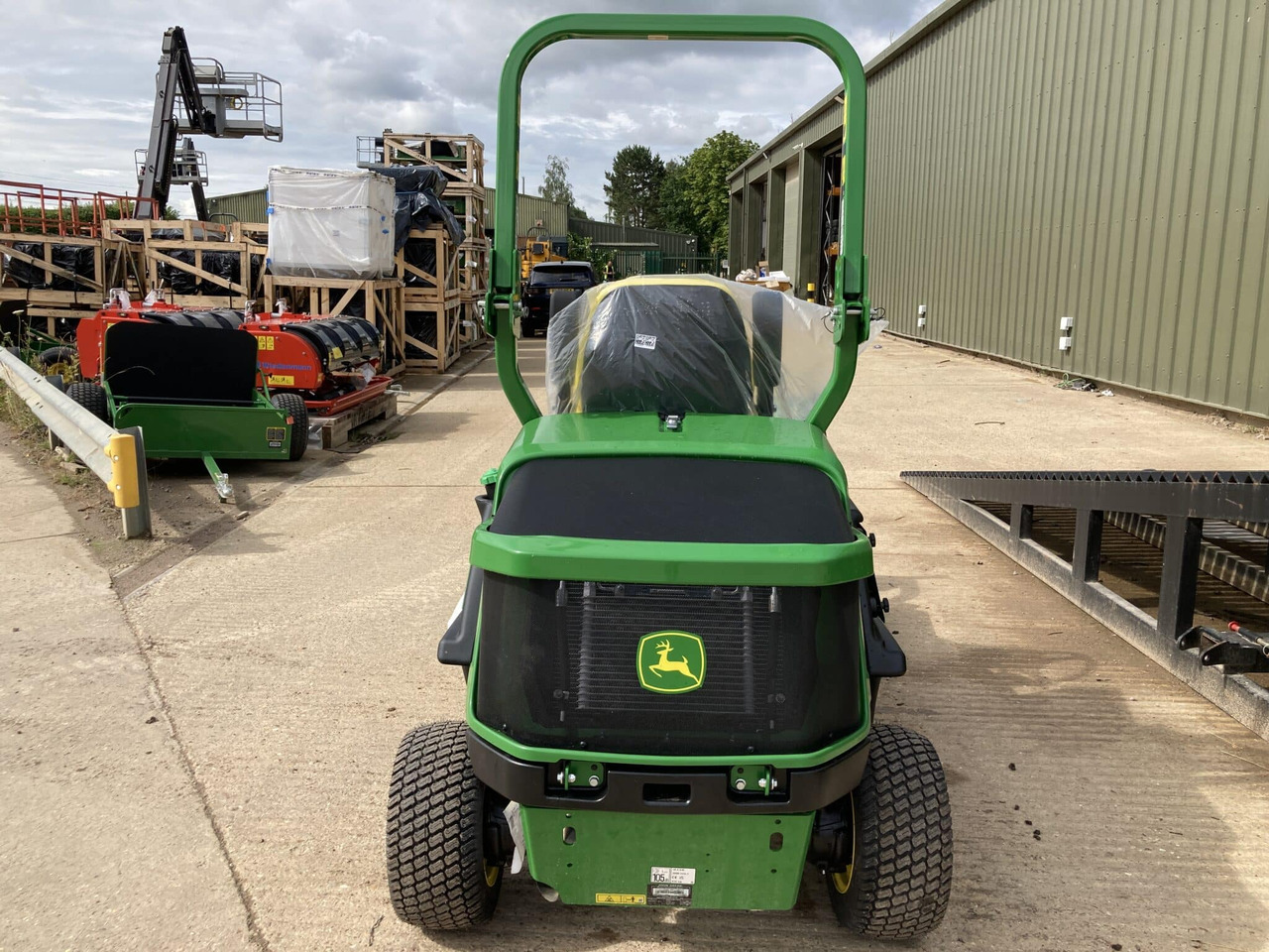 John Deere 1550 front mower - Kerti fűkasza: 5 kép. John Deere 1550 front mower - Kerti fűkasza: 5 kép.