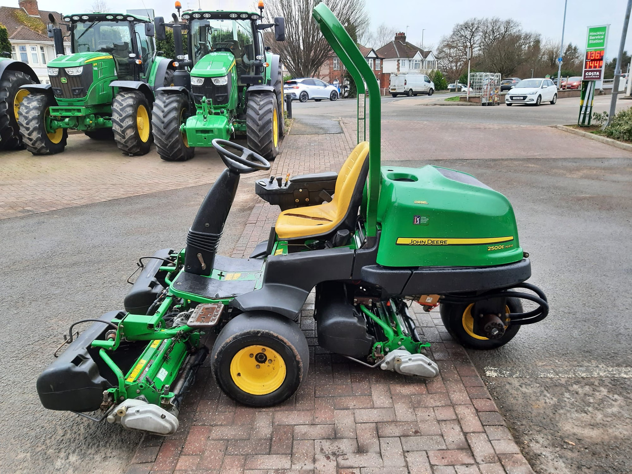 John Deere 2500E greens triple mower - Kerti fűkasza: 3 kép. John Deere 2500E greens triple mower - Kerti fűkasza: 3 kép.