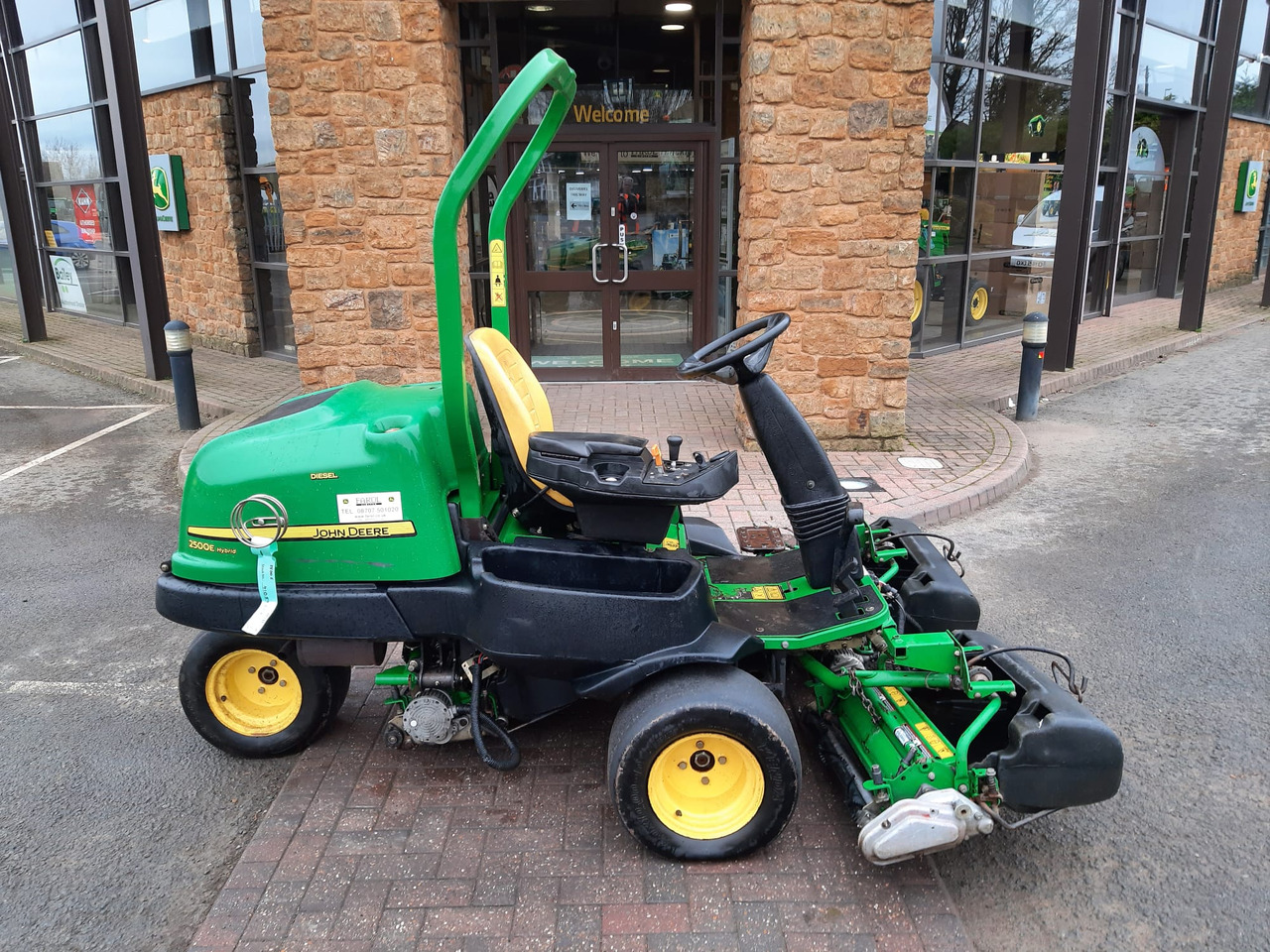 John Deere 2500E greens triple mower - Kerti fűkasza: 2 kép. John Deere 2500E greens triple mower - Kerti fűkasza: 2 kép.