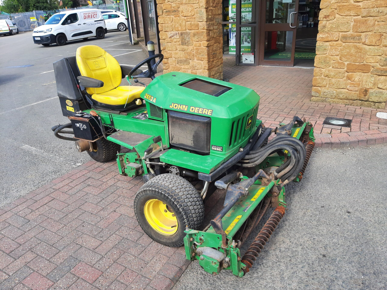 John Deere 2653A utility triple mower - Kerti fűkasza: 1 kép. John Deere 2653A utility triple mower - Kerti fűkasza: 1 kép.