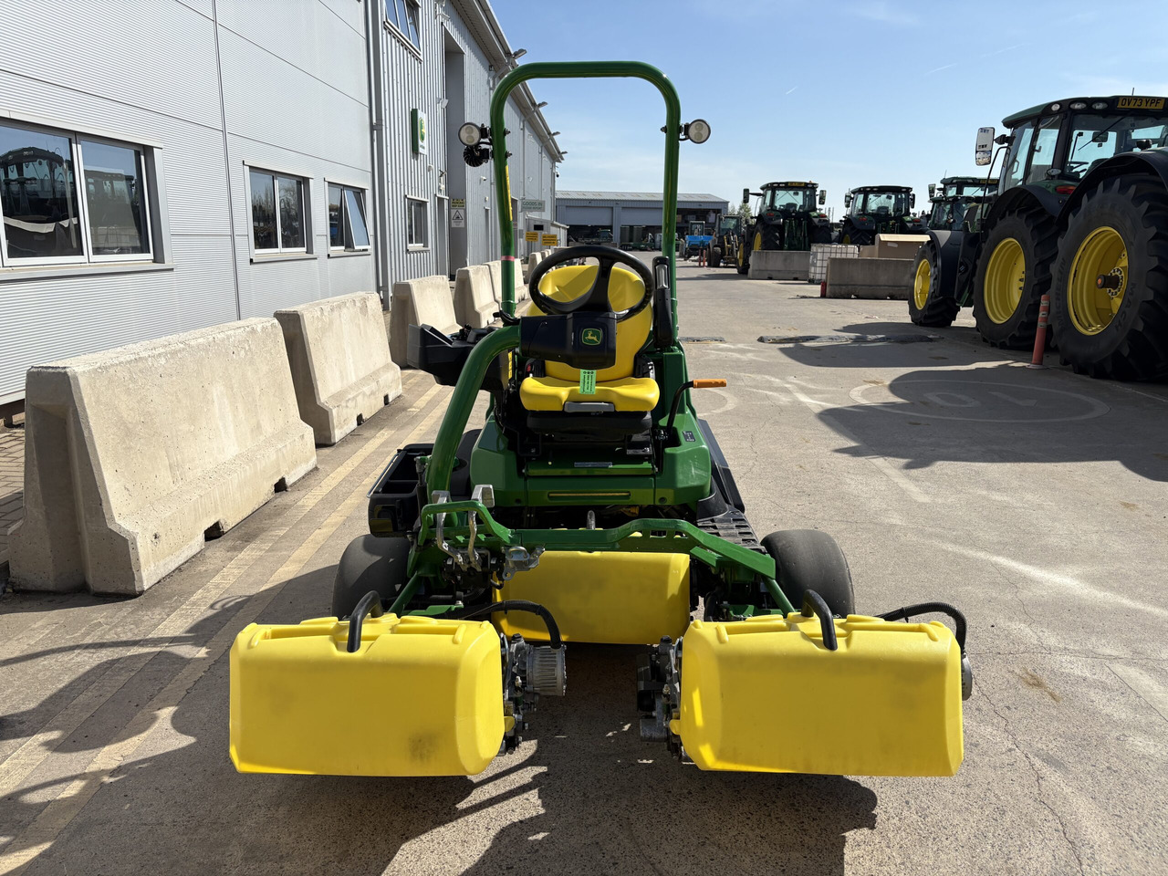 John Deere 2750E Triplex mower - Kerti fűkasza: 2 kép. John Deere 2750E Triplex mower - Kerti fűkasza: 2 kép.