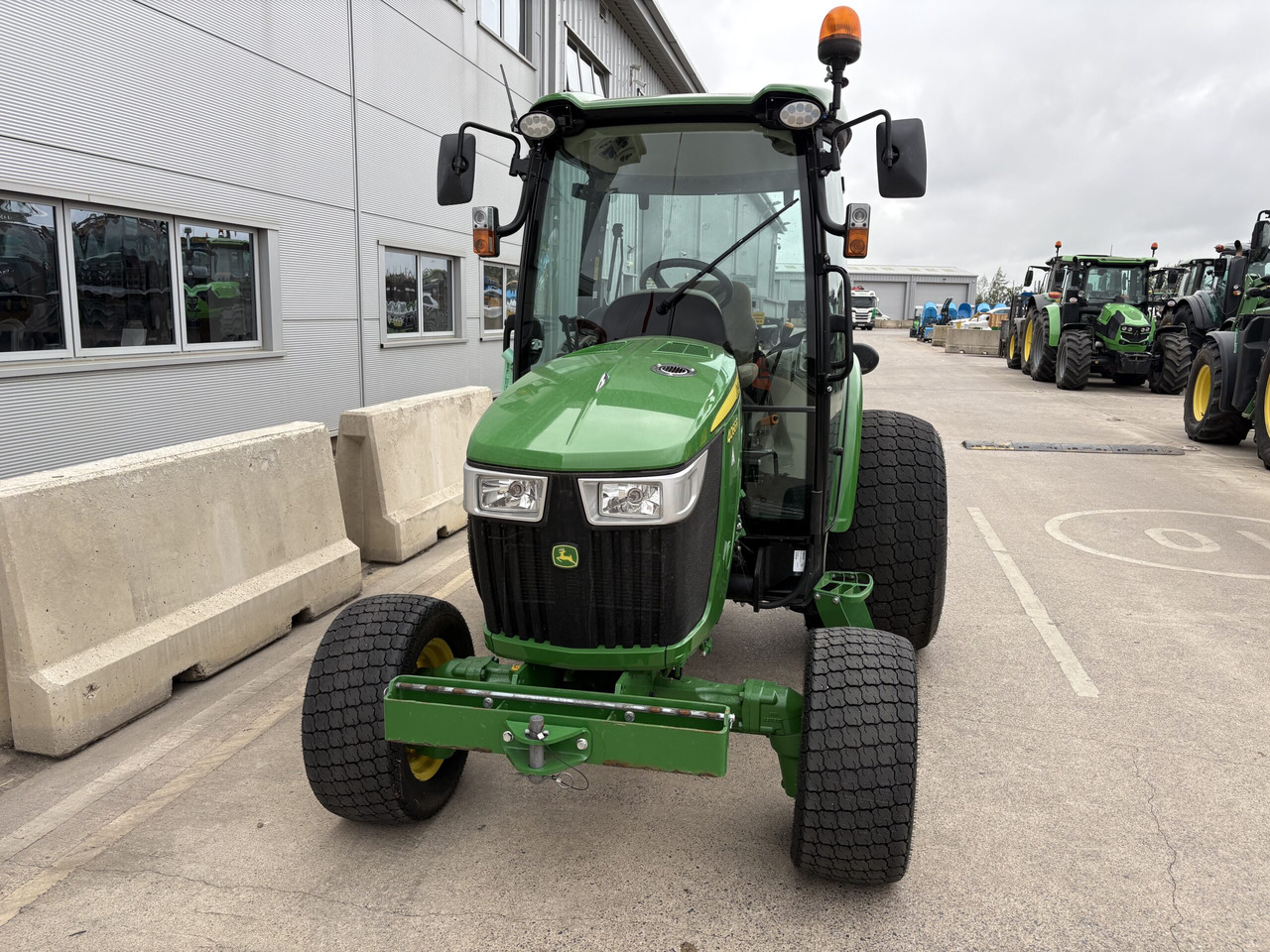 John Deere 4066R Compact Tractor - Kistraktor: 4 kép. John Deere 4066R Compact Tractor - Kistraktor: 4 kép.
