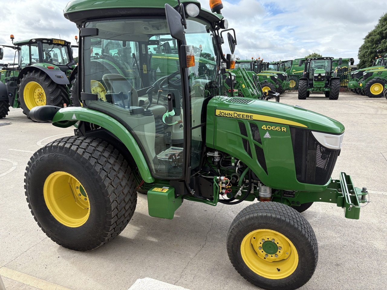 John Deere 4066R Compact Tractor - Kistraktor: 3 kép. John Deere 4066R Compact Tractor - Kistraktor: 3 kép.