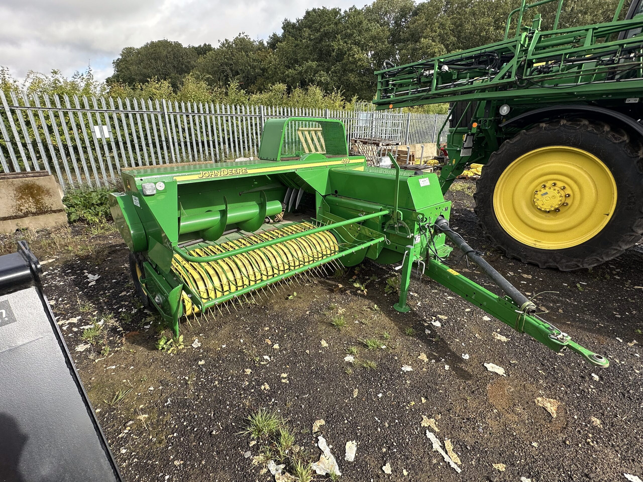 John Deere 459 baler - Kocka bálázó: 1 kép. John Deere 459 baler - Kocka bálázó: 1 kép.