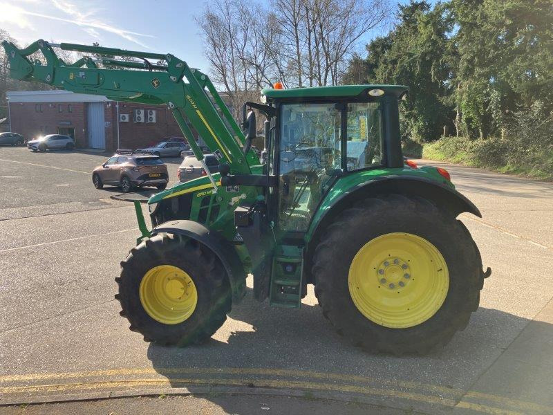John Deere 6110M - Traktor: 2 kép. John Deere 6110M - Traktor: 2 kép.