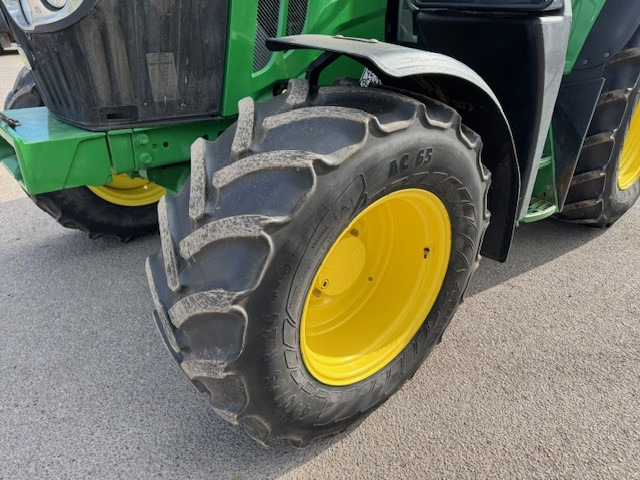 John Deere 6110M - Traktor: 2 kép. John Deere 6110M - Traktor: 2 kép.