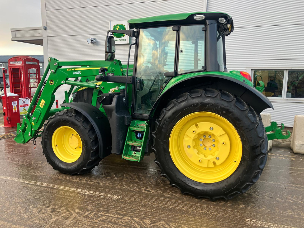 John Deere 6120M - Traktor: 4 kép. John Deere 6120M - Traktor: 4 kép.