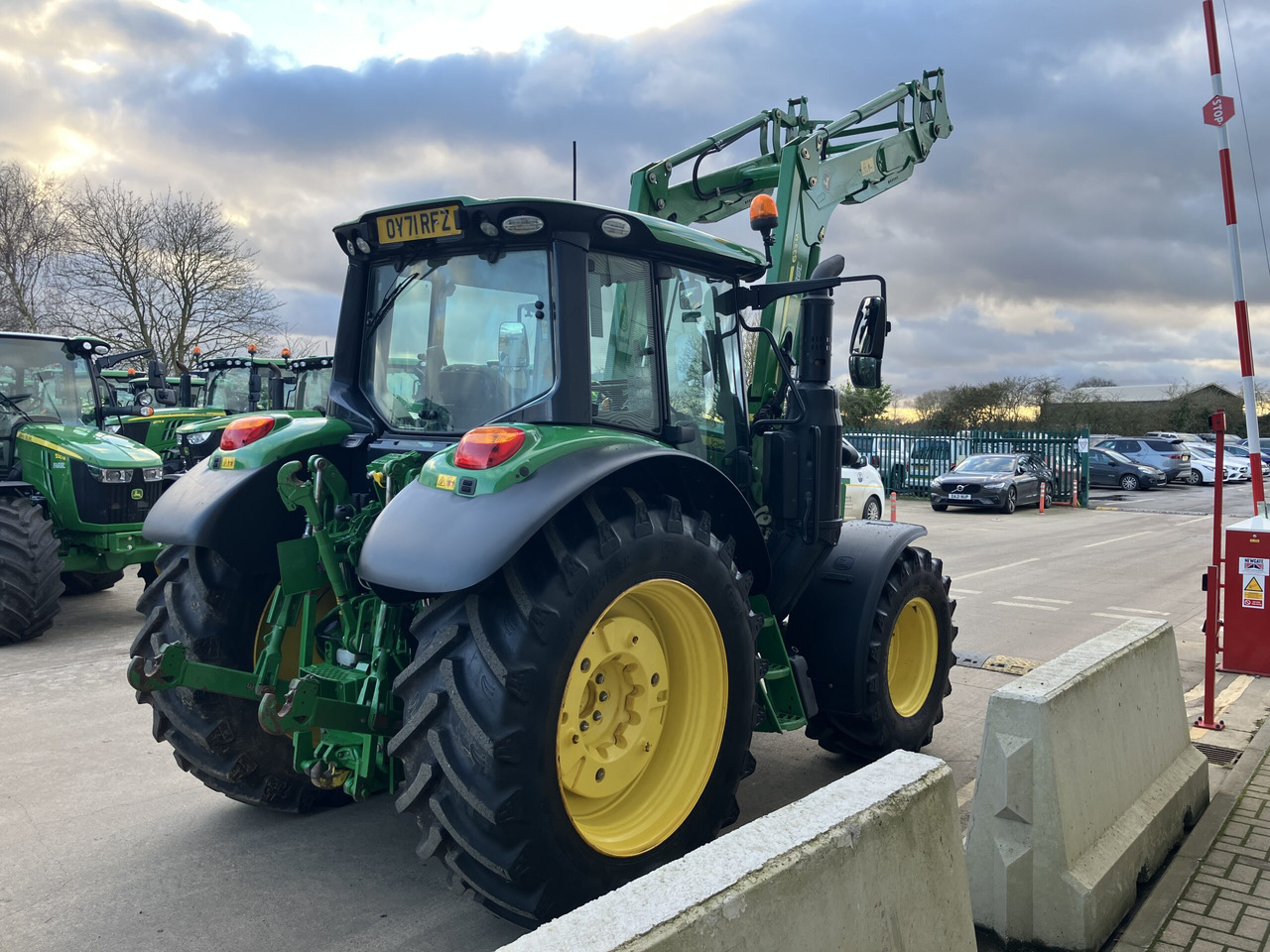 John Deere 6120M - Traktor: 5 kép. John Deere 6120M - Traktor: 5 kép.