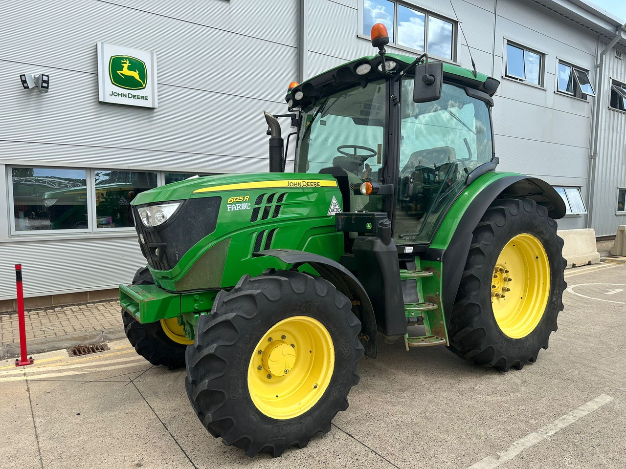 John Deere 6125R - Traktor: 1 kép. John Deere 6125R - Traktor: 1 kép.