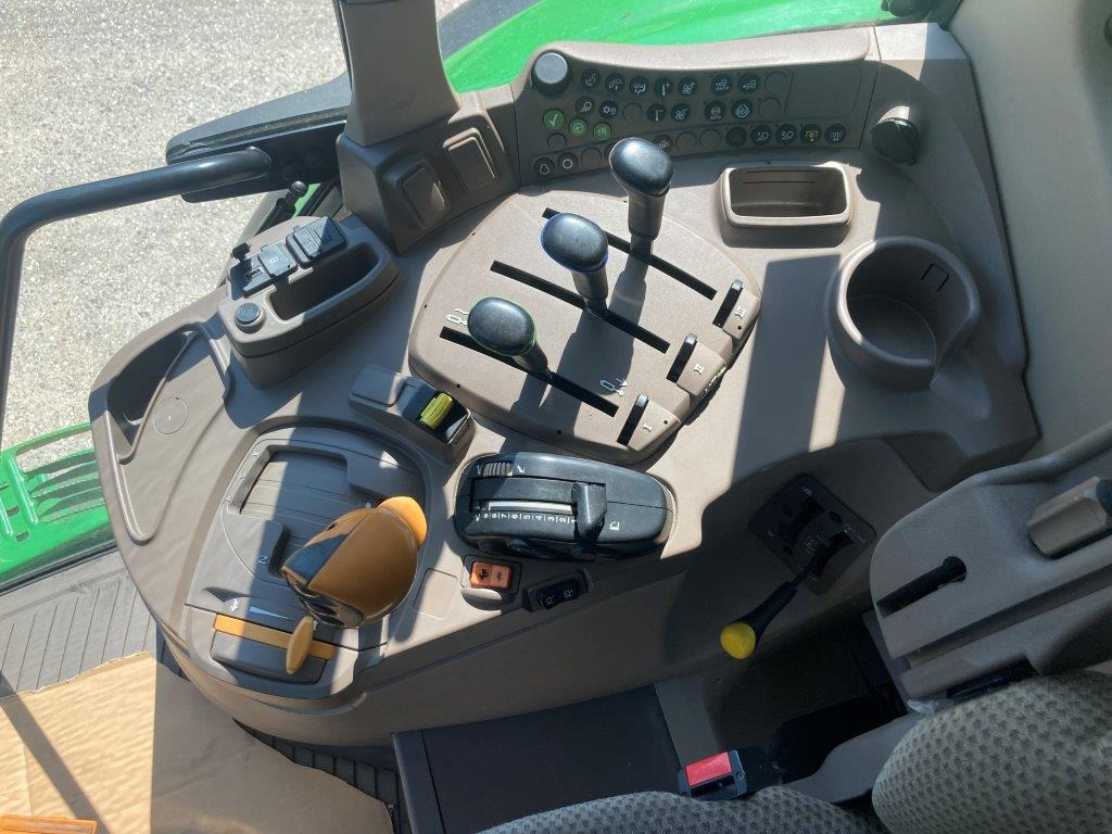 John Deere 6155M - Traktor: 2 kép. John Deere 6155M - Traktor: 2 kép.