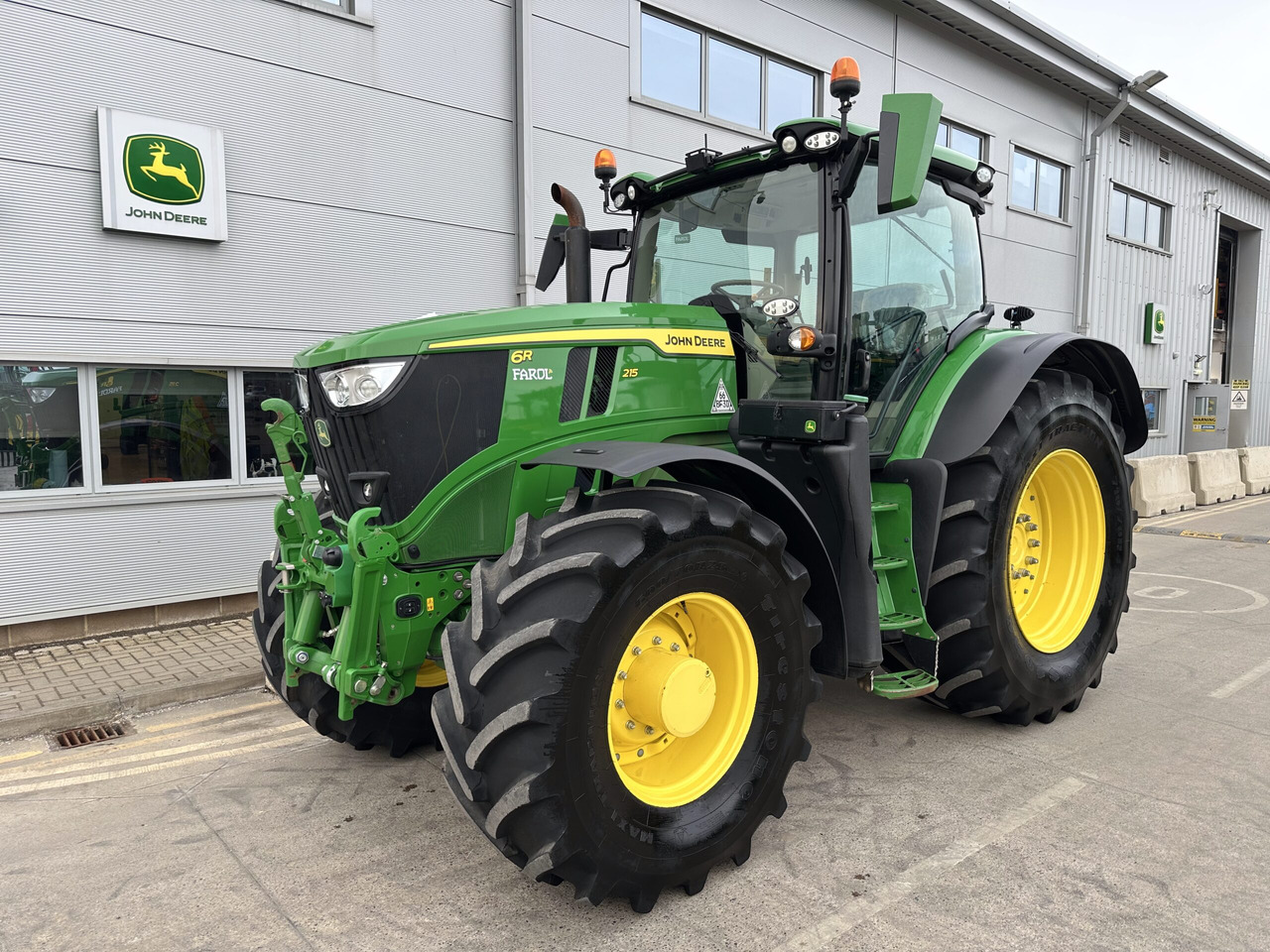 John Deere 6R 215 - Traktor: 1 kép. John Deere 6R 215 - Traktor: 1 kép.