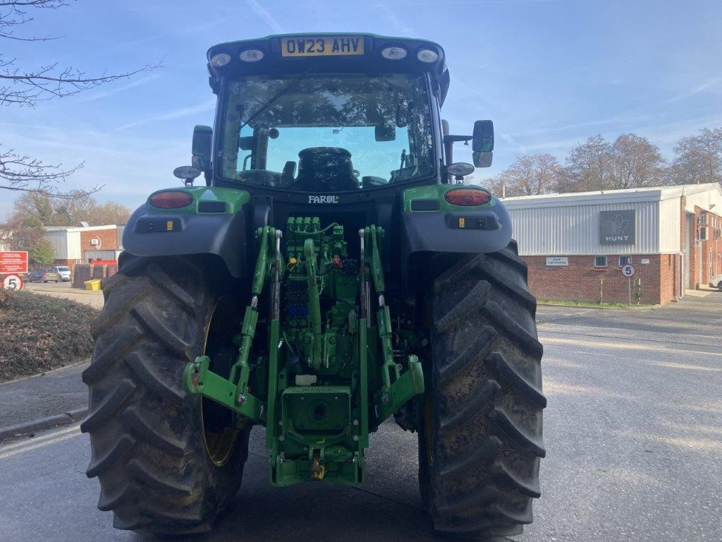 John Deere 6R 215 - Traktor: 4 kép. John Deere 6R 215 - Traktor: 4 kép.