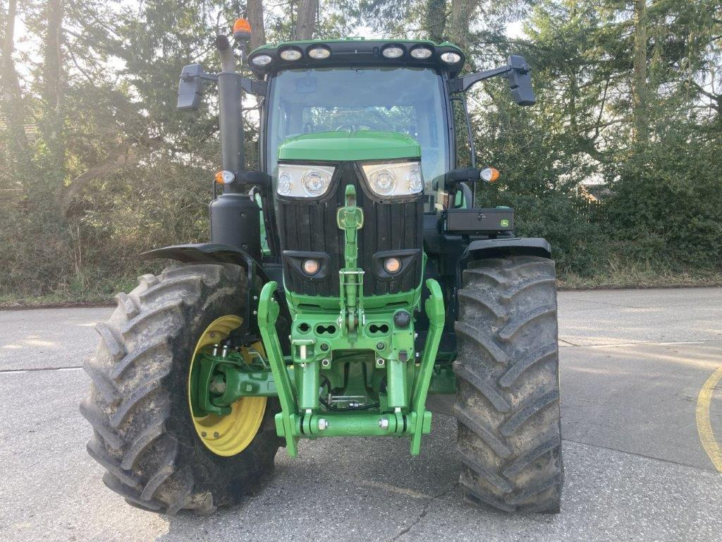 John Deere 6R 215 - Traktor: 2 kép. John Deere 6R 215 - Traktor: 2 kép.