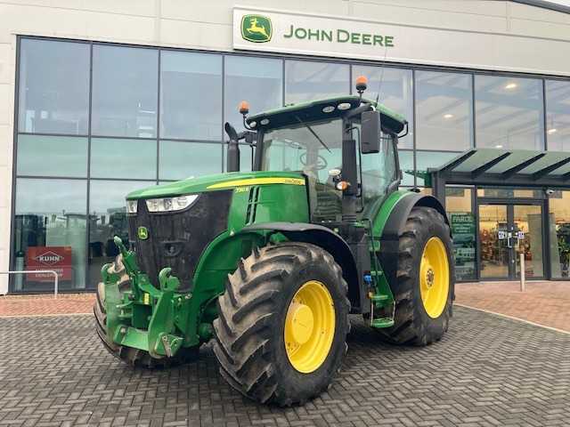John Deere 7310R - Traktor: 1 kép. John Deere 7310R - Traktor: 1 kép.