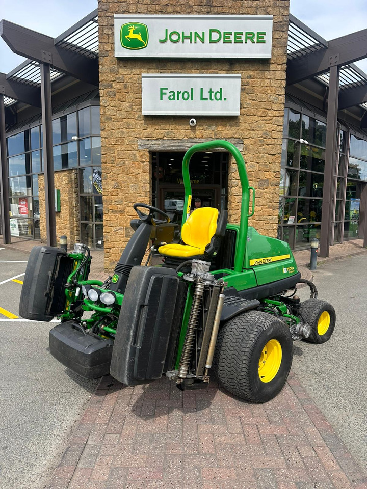 John Deere 7500AE Fairway Mower - Kerti fűkasza: 1 kép. John Deere 7500AE Fairway Mower - Kerti fűkasza: 1 kép.