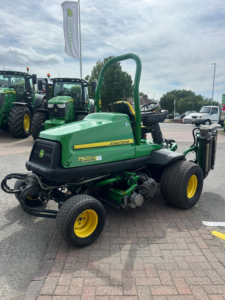 John Deere 7500AE Fairway Mower - Kerti fűkasza: 2 kép. John Deere 7500AE Fairway Mower - Kerti fűkasza: 2 kép.