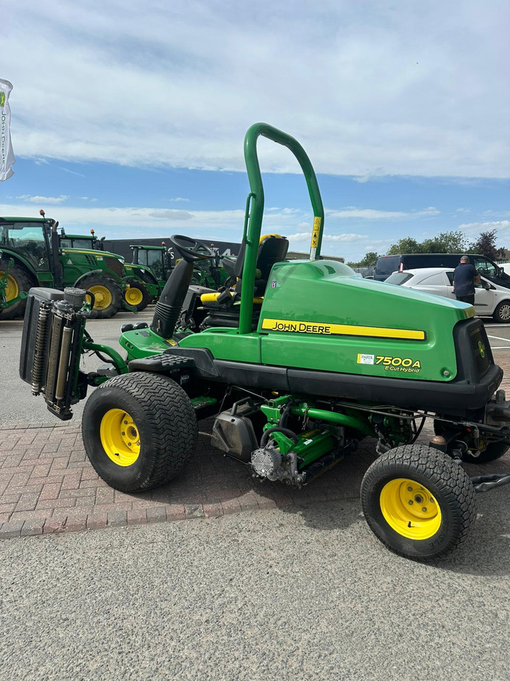 John Deere 7500AE Fairway Mower - Kerti fűkasza: 3 kép. John Deere 7500AE Fairway Mower - Kerti fűkasza: 3 kép.