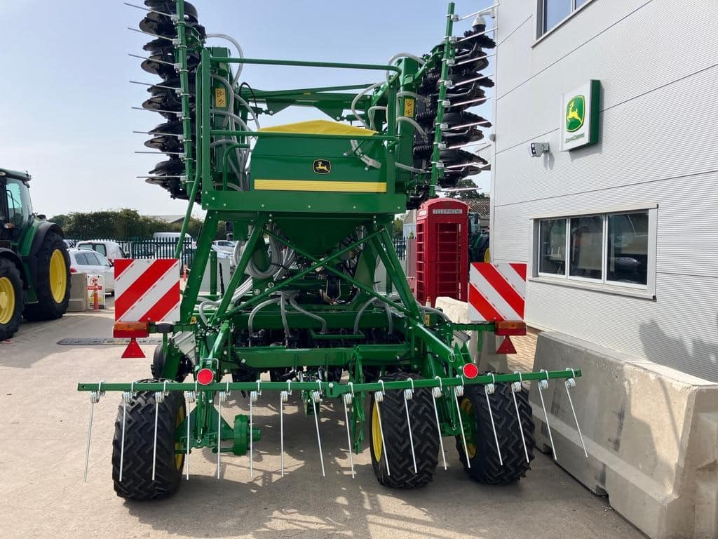 John Deere 750A - Szemenkénti vetőgép: 4 kép. John Deere 750A - Szemenkénti vetőgép: 4 kép.