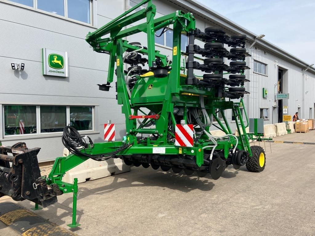 John Deere 750A - Szemenkénti vetőgép: 1 kép. John Deere 750A - Szemenkénti vetőgép: 1 kép.