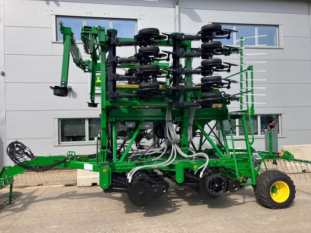 John Deere 750A - Szemenkénti vetőgép: 2 kép. John Deere 750A - Szemenkénti vetőgép: 2 kép.