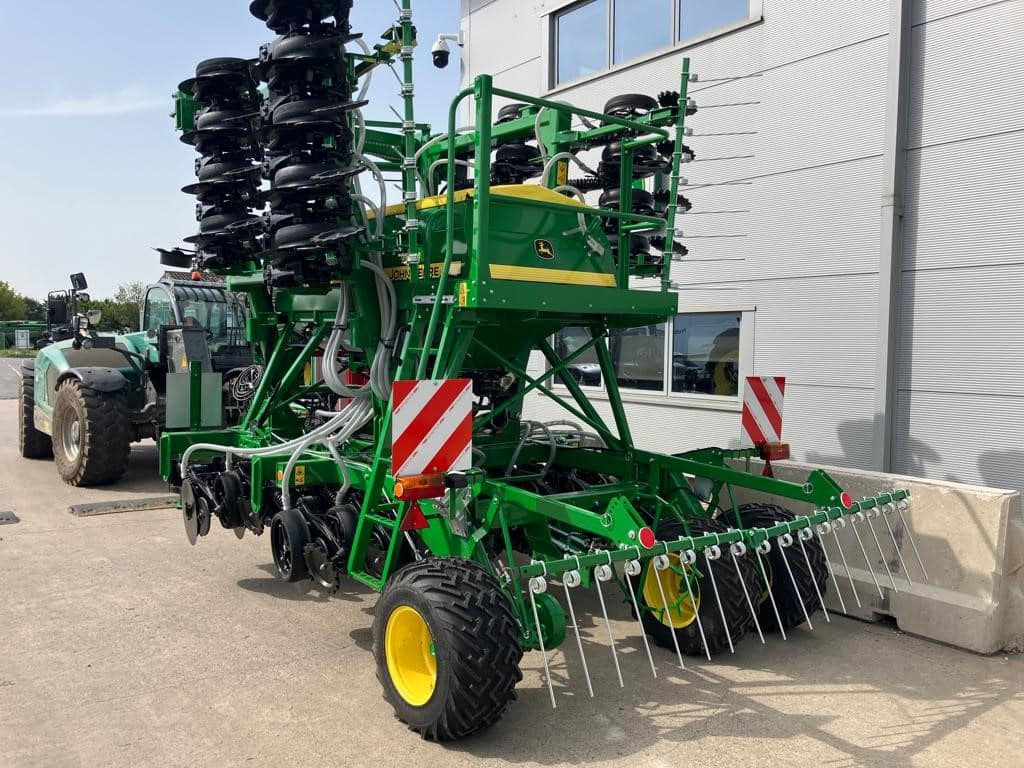 John Deere 750A - Szemenkénti vetőgép: 3 kép. John Deere 750A - Szemenkénti vetőgép: 3 kép.