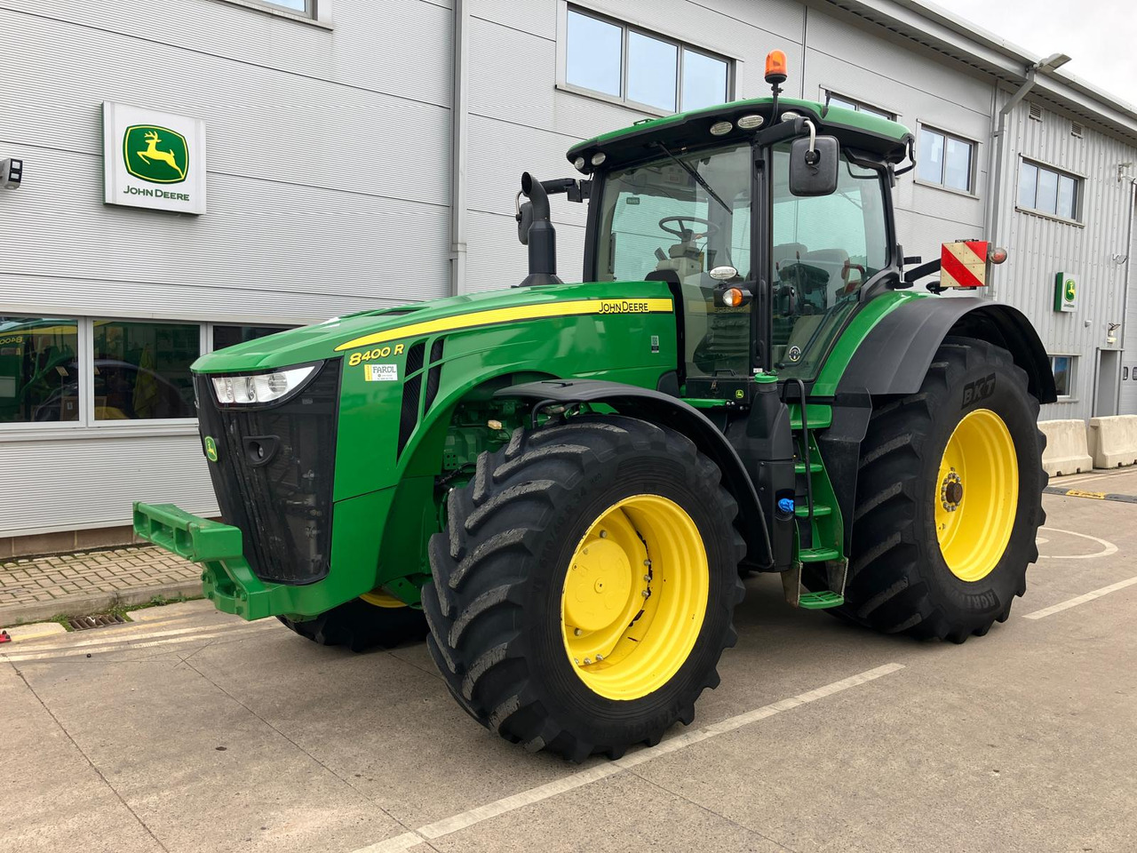 John Deere 8400R - Traktor: 1 kép. John Deere 8400R - Traktor: 1 kép.