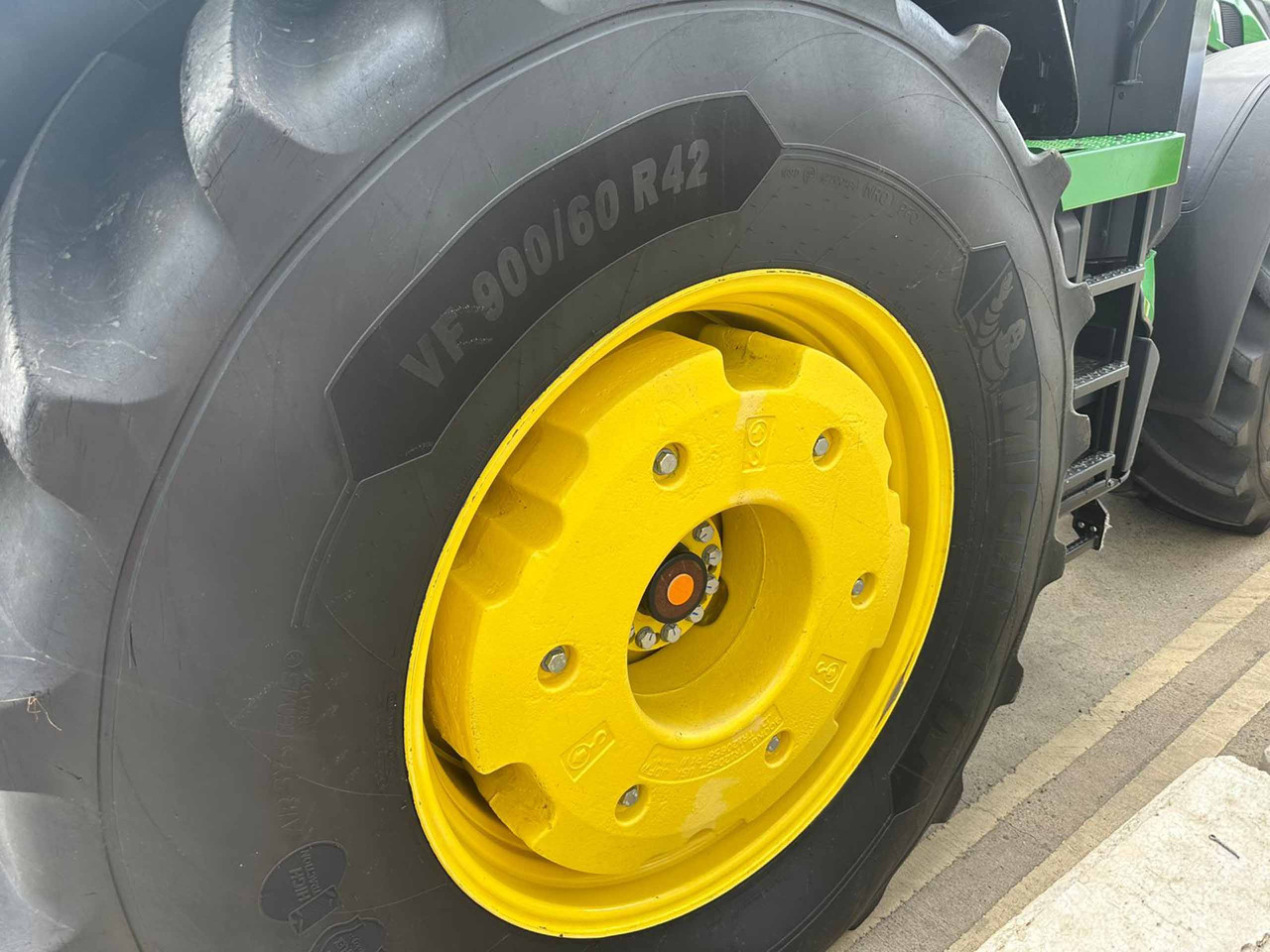 John Deere 8R 410 - Traktor: 5 kép. John Deere 8R 410 - Traktor: 5 kép.