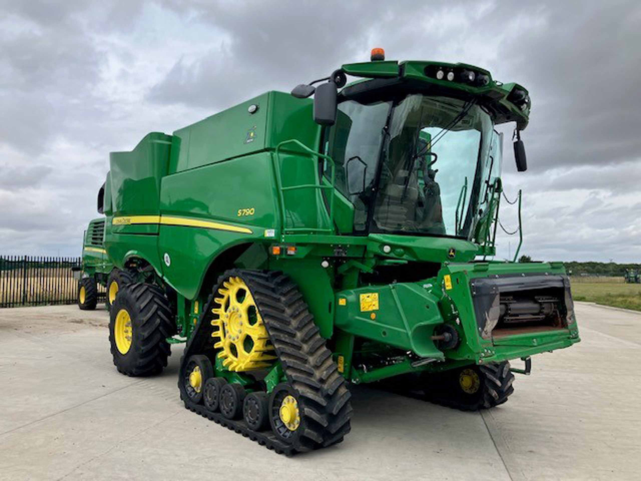 John Deere S790 - Kombájn: 1 kép. John Deere S790 - Kombájn: 1 kép.