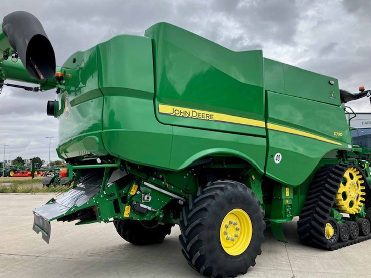 John Deere S790 - Kombájn: 3 kép. John Deere S790 - Kombájn: 3 kép.