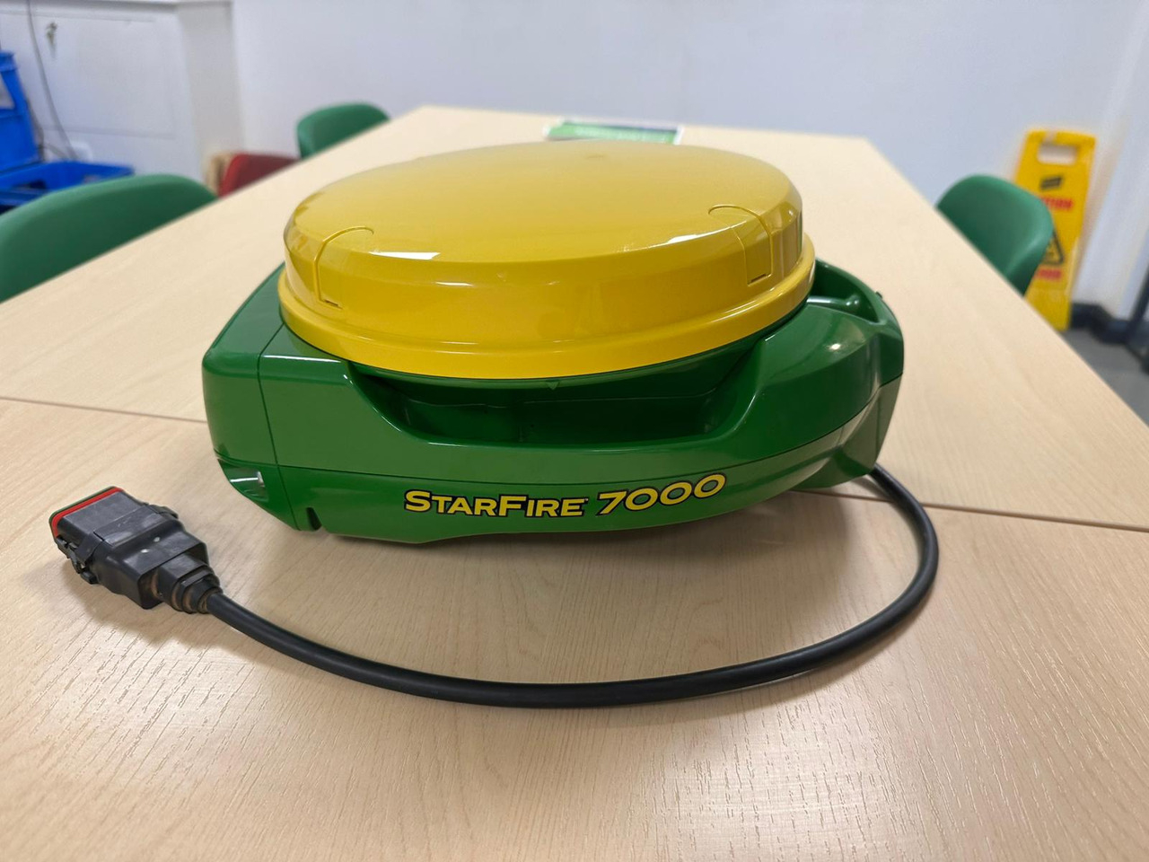 John Deere SF7000 GPS Dome - Navigációs rendszer - Mezőgazdasági gépek: 1 kép. John Deere SF7000 GPS Dome - Navigációs rendszer - Mezőgazdasági gépek: 1 kép.