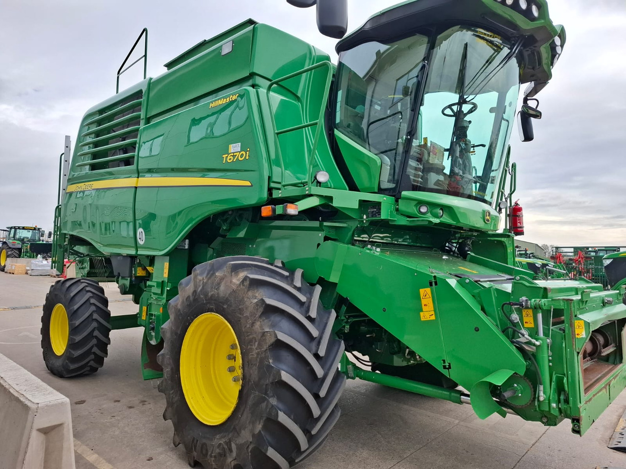 John Deere T670 - Kombájn: 5 kép. John Deere T670 - Kombájn: 5 kép.